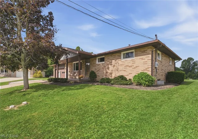 Photo 3 of Sale Pending at 415 28th St Nw, Massillon, OH 44647 | MLS# 5240428 | Listing updated on 2026-09-02