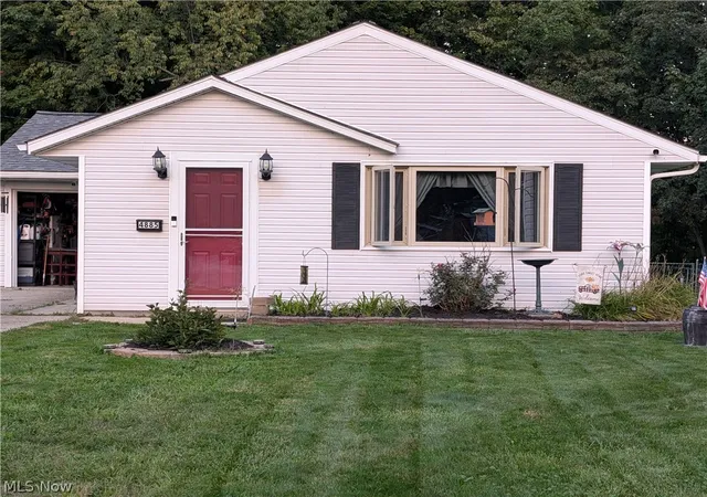 Photo 2 of Single family home for sale at 4885 Robinwood Dr, Mentor, OH 44060 | MLS# 5240812 | Listing updated on 2026-09-08