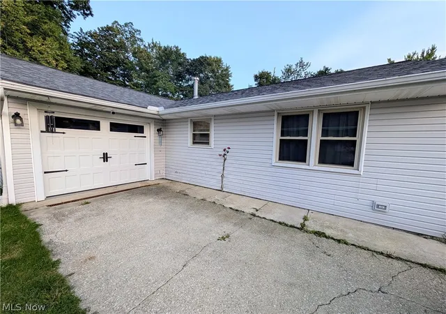 Photo 2 of Single family home for sale at 4885 Robinwood Dr, Mentor, OH 44060 | MLS# 5240812 | Listing updated on 2026-09-08