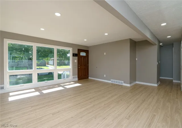 Photo 3 of Single family home for sale at 6150 Vernondale Dr, Cleveland, OH 44130 | MLS# 5239940 | Listing updated on 2026-10-05