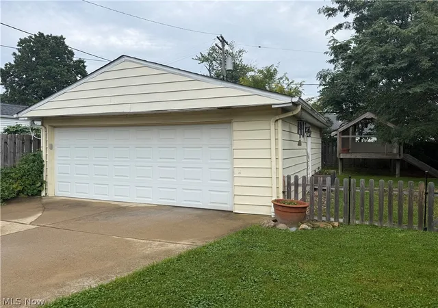Photo 3 of Single family home for sale at 395 Beechwood Dr, Willowick, OH 44095 | MLS# 5241031 | Listing updated on 2026-09-03
