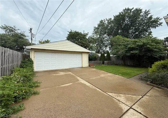 Photo 3 of Single family home for sale at 395 Beechwood Dr, Willowick, OH 44095 | MLS# 5241031 | Listing updated on 2026-09-03
