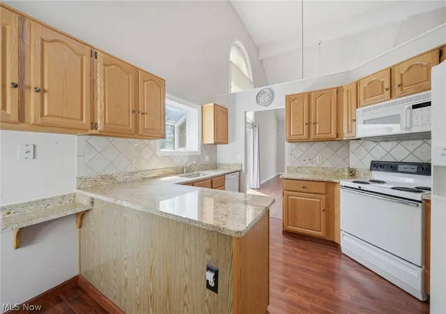 Listing Photo 5 - Condo for sale in building located at 645 Grand Vw Ln, Aurora, OH 44202