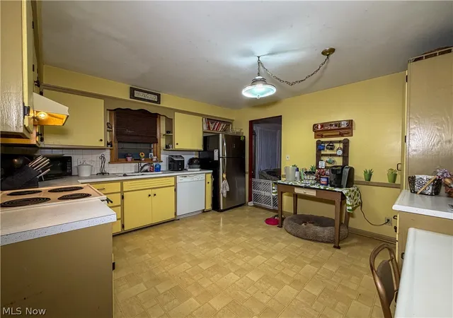 Photo 2 of Single family home for sale at 686 Forestridge Dr, Youngstown, OH 44512 | MLS# 5241131 | Listing updated on 2026-09-08
