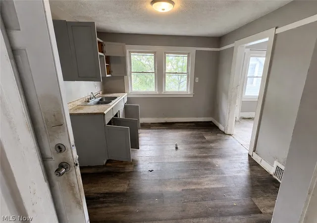 Listing Photo 2 - Condo for sale in building located at 3698 E 143rd St, Cleveland, OH 44120