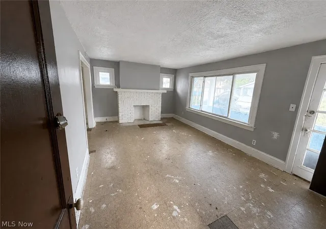 Listing Photo 3 - Condo for sale in building located at 3698 E 143rd St, Cleveland, OH 44120