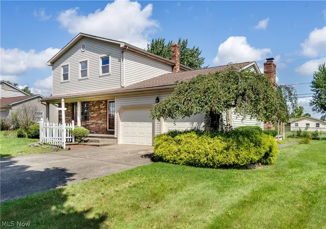 Photo 3 of Single family home for sale at 4474 Woodridge Dr, Youngstown, OH 44515 | MLS# 5241198 | Listing updated on 2026-09-29