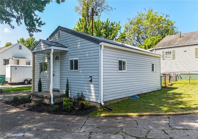 Photo 3 of Single family home for sale at 2111a Stella Ct, Parkersburg, WV 26104 | MLS# 5241055 | Listing updated on 2026-09-09