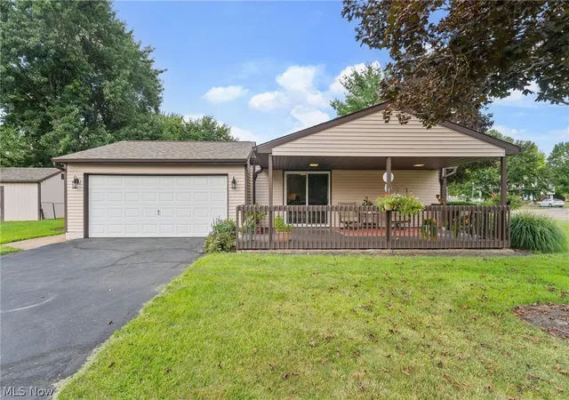 Photo 1 of Sale Pending at 137 Chapel Hl Dr Nw, Warren, OH 44483 | MLS# 5237680 | Listing updated on 2026-09-03
