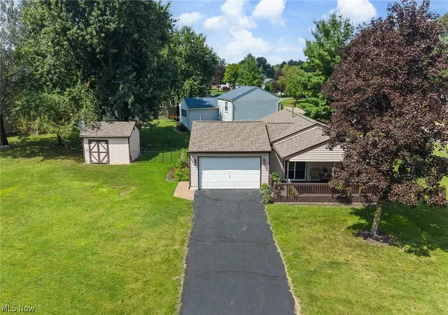 Photo 2 of Sale Pending at 137 Chapel Hl Dr Nw, Warren, OH 44483 | MLS# 5237680 | Listing updated on 2026-09-03
