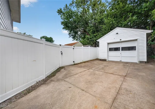 Photo 3 of Single family home for sale at 309 E Baird Ave, Barberton, OH 44203 | MLS# 5241326 | Listing updated on 2026-09-10