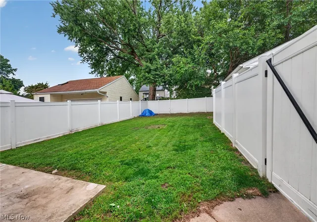 Photo 4 of Single family home for sale at 309 E Baird Ave, Barberton, OH 44203 | MLS# 5241326 | Listing updated on 2026-09-10