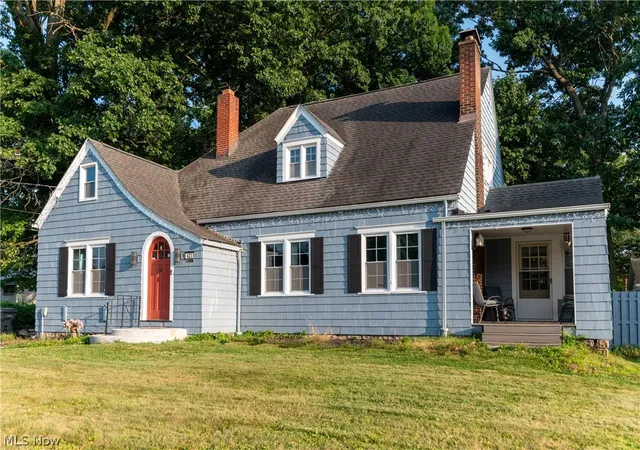Photo 1 of Single family home for sale at 423 Bradley Ln, Youngstown, OH 44504 | MLS# 5237137 | Listing updated on 2026-10-05