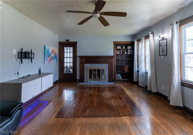 Photo 2 of Single family home for sale at 423 Bradley Ln, Youngstown, OH 44504 | MLS# 5237137 | Listing updated on 2026-10-05
