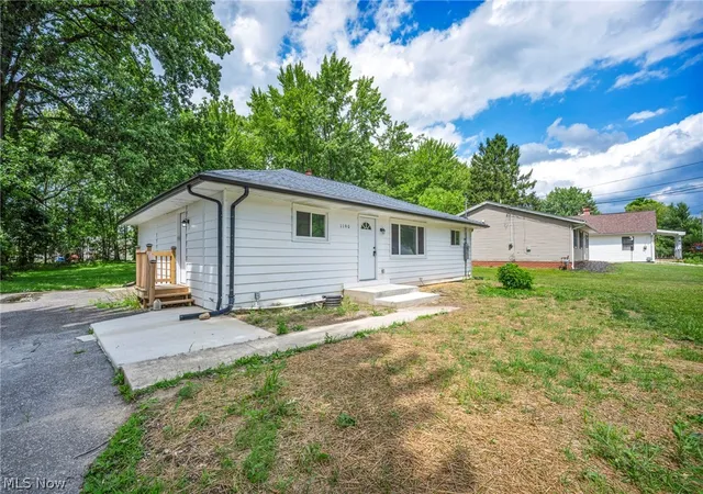 Photo 4 of Sale Pending at 1190 East Blvd, Aurora, OH 44202 | MLS# 5241329 | Listing updated on 2026-09-03