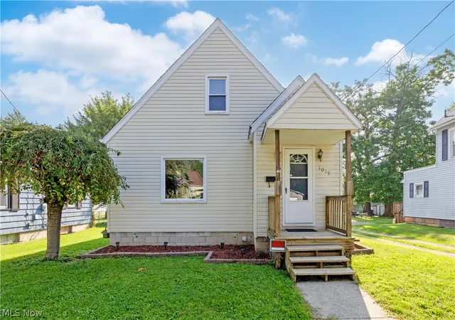 Photo 1 of Sale Pending at 1019 Oak St, Ashland, OH 44805 | MLS# 5241334 | Listing updated on 2026-09-06