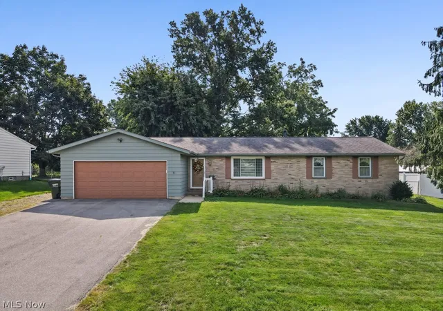 Single family home for sale at 8508 Kellydale St NW, Massillon, OH 44646 | MLS# 5241341