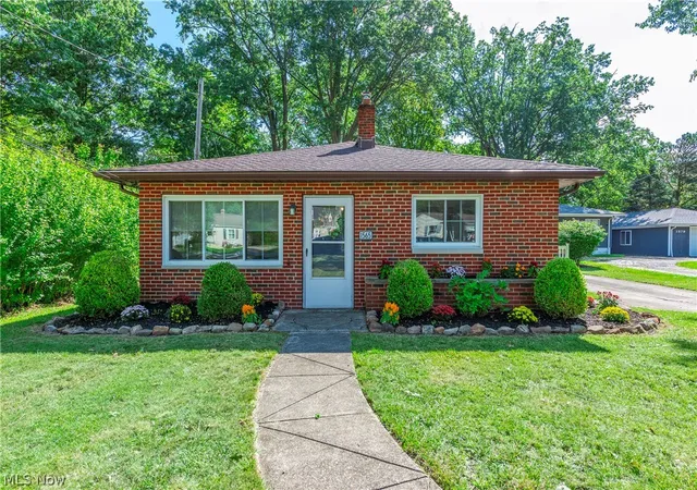 Photo 3 of Sale Pending at 1565 Canterbury Rd, Westlake, OH 44145 | MLS# 5241369 | Listing updated on 2026-09-09