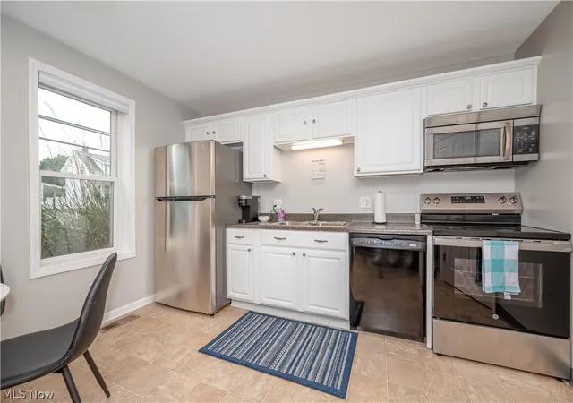 Listing Photo 5 - Condo for sale in building located at 1718 - 1720 Newberry St, Cuyahoga Falls, OH 44221