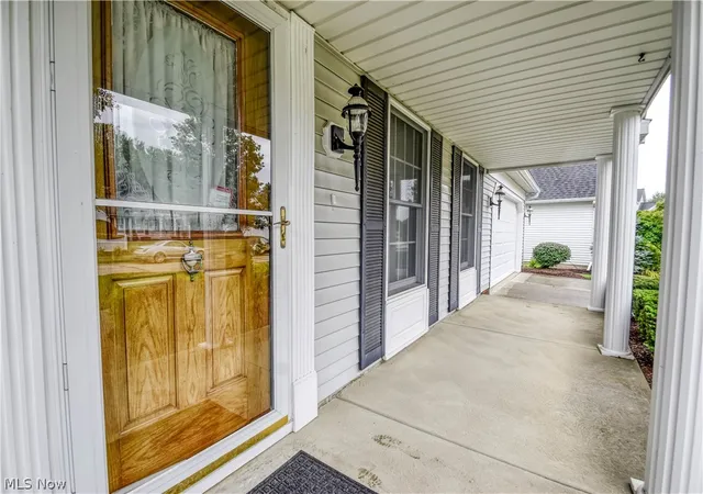 Listing Photo 4 - Condo for sale in building located at 6700 Waterford Ln, Mentor, OH 44060