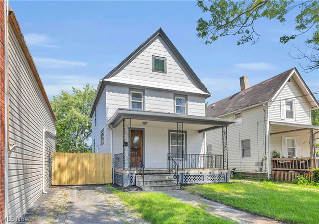 Photo 1 of Single family home for sale at 909 Lake Ave, Elyria, OH 44035 | MLS# 5241489 | Listing updated on 2026-09-02