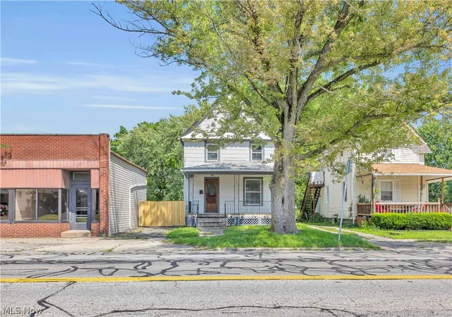 Photo 2 of Single family home for sale at 909 Lake Ave, Elyria, OH 44035 | MLS# 5241489 | Listing updated on 2026-09-02
