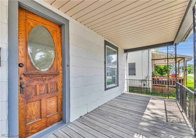 Photo 2 of Single family home for sale at 909 Lake Ave, Elyria, OH 44035 | MLS# 5241489 | Listing updated on 2026-09-02