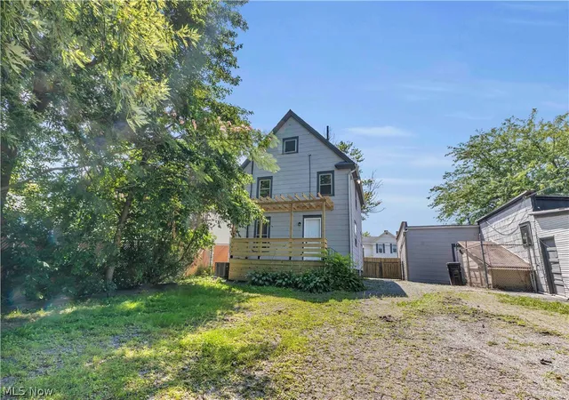 Photo 3 of Single family home for sale at 909 Lake Ave, Elyria, OH 44035 | MLS# 5241489 | Listing updated on 2026-09-02