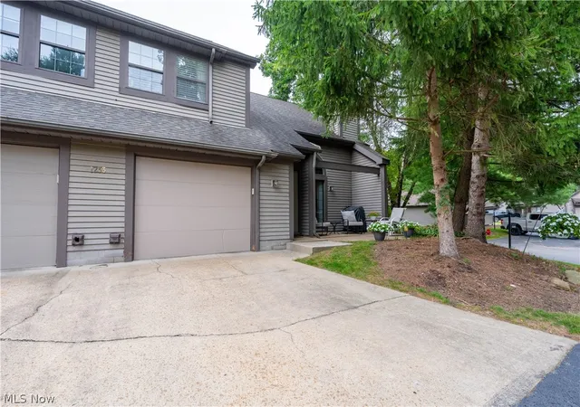 Listing Photo 2 - Condo for sale in building located at 1233 Red Tail Hawk Dr, Youngstown, OH 44512