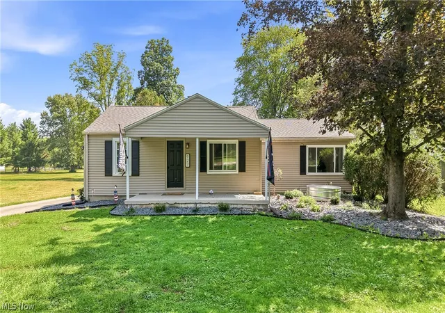 Photo 1 of Sale Pending at 927 Warner Rd Se, Brookfield, OH 44403 | MLS# 5241616 | Listing updated on 2026-09-22