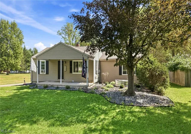 Photo 2 of Sale Pending at 927 Warner Rd Se, Brookfield, OH 44403 | MLS# 5241616 | Listing updated on 2026-09-22