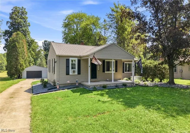 Photo 3 of Sale Pending at 927 Warner Rd Se, Brookfield, OH 44403 | MLS# 5241616 | Listing updated on 2026-09-22