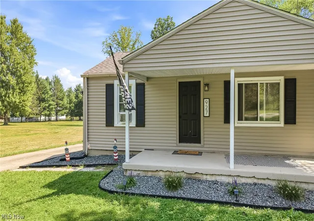 Photo 3 of Sale Pending at 927 Warner Rd SE, Brookfield, OH 44403 | MLS# 5241616 | Listing updated on 2026-09-22