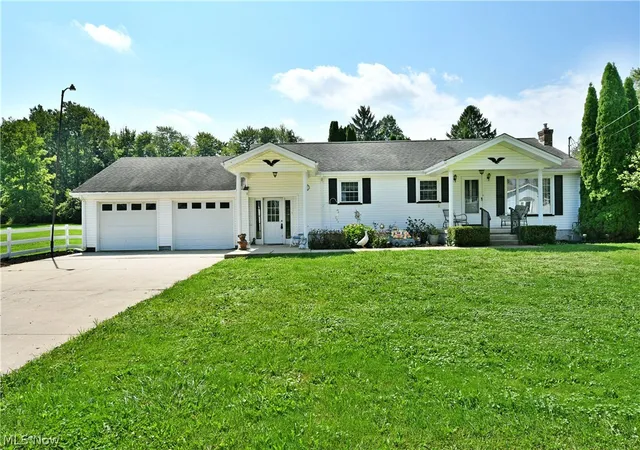 Photo 1 of Single family home for sale at 5160 Brunswick Dr, Vienna, OH 44473 | MLS# 5241621 | Listing updated on 2026-09-30
