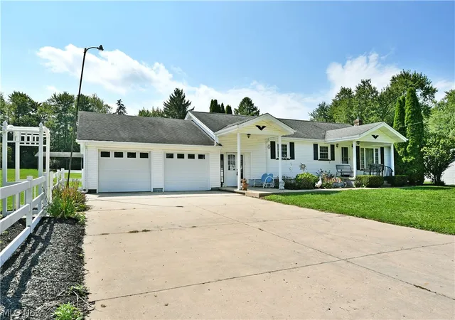 Photo 3 of Single family home for sale at 5160 Brunswick Dr, Vienna, OH 44473 | MLS# 5241621 | Listing updated on 2026-09-30