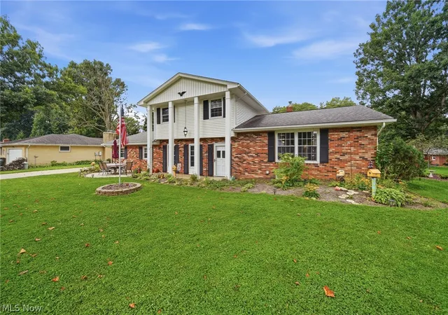 Photo 2 of Sale Pending at 831 Oakcrest Ln Ne, Massillon, OH 44646 | MLS# 5240471 | Listing updated on 2026-09-14