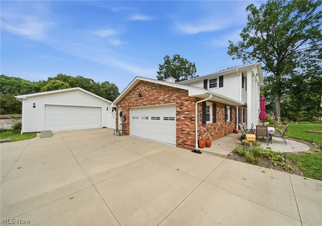 Photo 3 of Sale Pending at 831 Oakcrest Ln NE, Massillon, OH 44646 | MLS# 5240471 | Listing updated on 2026-09-14