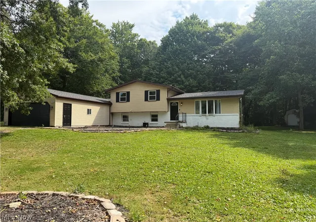Photo 2 of Single family home for sale at 1950 Woodland Dr, Columbiana, OH 44408 | MLS# 5241436 | Listing updated on 2026-09-02