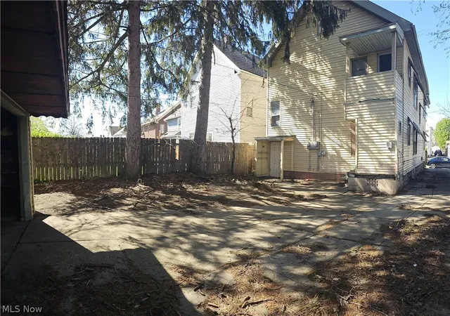 Listing Photo 3 - Condo for sale in building located at 11213 Linnet Ave, Cleveland, OH 44111