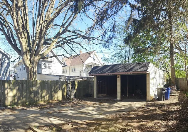 Listing Photo 4 - Condo for sale in building located at 11213 Linnet Ave, Cleveland, OH 44111