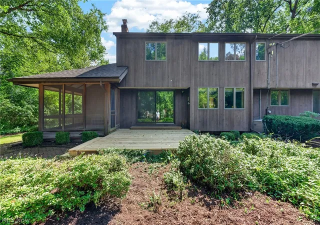 Photo 4 of Sale Pending at 340 Edgemeer Pl, Oberlin, OH 44074 | MLS# 5241672 | Listing updated on 2026-09-04