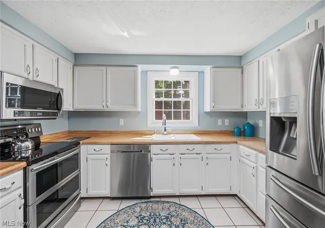 Photo 4 of Single family home for sale at 1370 Bittersweet Dr NE, Warren, OH 44484 | MLS# 5240022 | Listing updated on 2026-09-10