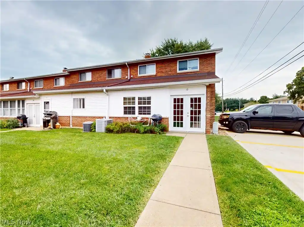 Listing Photo 2 - Condo for sale in 25395 Country Clb Blvd located at 25395 Country Clb Blvd, North Olmsted, OH 44070 - Unit #12