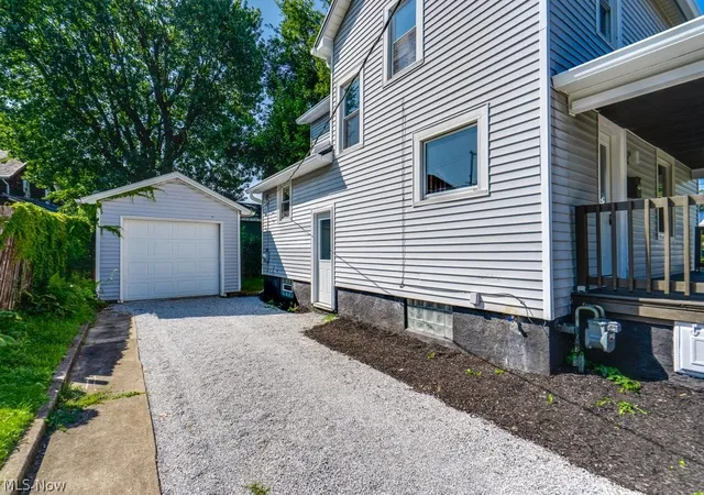 Photo 3 of Single family home for sale at 605 Chestnut St, Minerva, OH 44657 | MLS# 5241859 | Listing updated on 2026-09-19