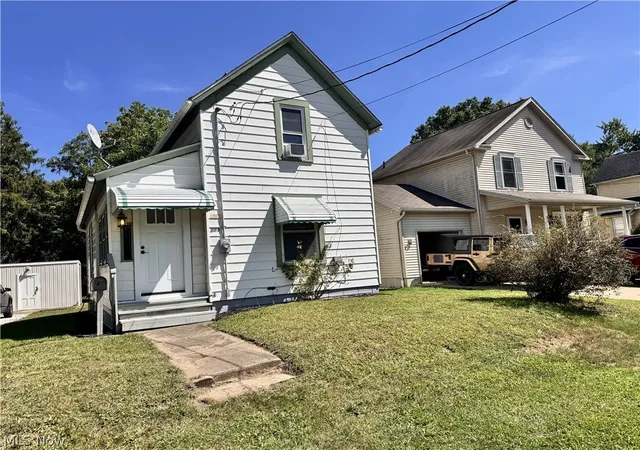 Photo 2 of Single family home for sale at 301 Bell St, Barberton, OH 44203 | MLS# 5241939 | Listing updated on 2026-09-05