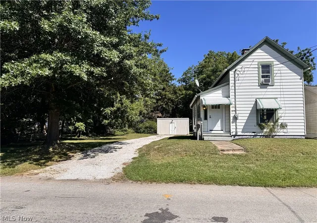 Photo 3 of Single family home for sale at 301 Bell St, Barberton, OH 44203 | MLS# 5241939 | Listing updated on 2026-09-22