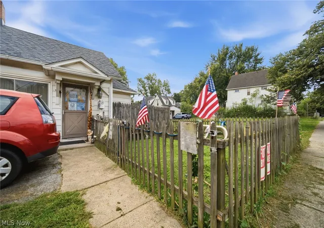 Photo 2 of Single family home for sale at 515 W River Rd N, Elyria, OH 44035 | MLS# 5241292 | Listing updated on 2026-09-03