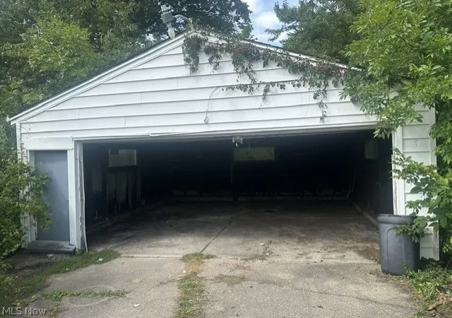 Photo 2 of Sale Pending at 538 W Earle Ave, Youngstown, OH 44511 | MLS# 5242124 | Listing updated on 2026-09-27