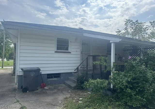Photo 3 of Sale Pending at 538 W Earle Ave, Youngstown, OH 44511 | MLS# 5242124 | Listing updated on 2026-09-27