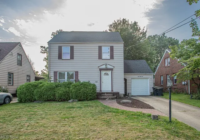 Single family home for sale at 888 Trumbull Ave SE, Warren, OH 44484 | MLS# 5238062